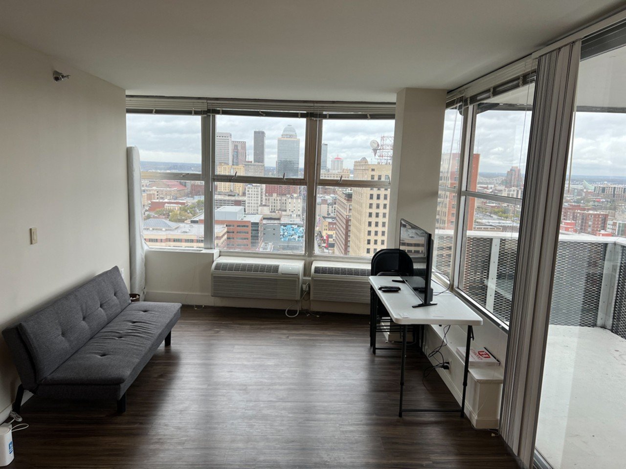 Lovely One-Bedroom Apt Near 4th Street Live!
Entire Rental Unit | Starting at $71/night | Hosts 2 Guests 
&#147;This Airbnb delivers hotel experiential living within minutes of Louisville's major attractions. Our Airbnb features resort-class amenities including 24/7 Whole Body Fitness, Sky Club with Rooftop Pool, Indoor Theater, and on-site restaurant, CC's Kitchen.&#148;
