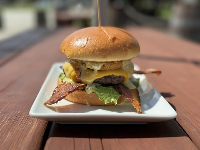 CASK Southern Kitchen & Bar
Southern Comfort
1/3 pound smash burger + fried green tomato + applewood smoked bacon + lettuce + american cheese + housemade remoulade +brioche bun.