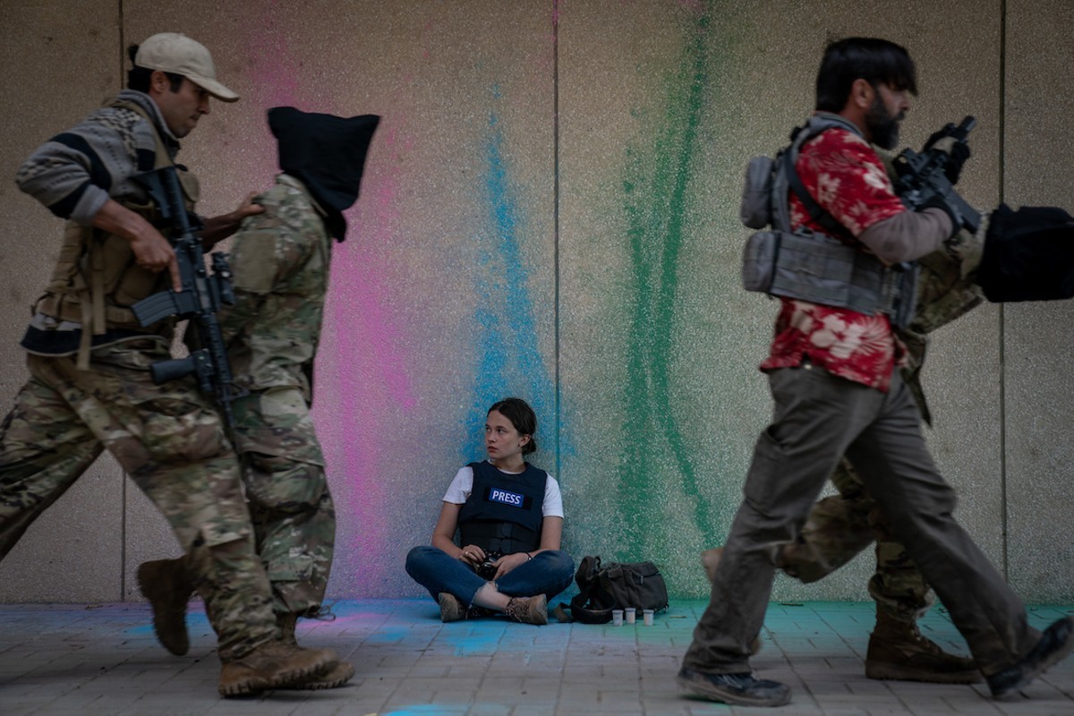 Journalists like Jessie (Cailee Spaeny) seek to cover the war zone in their own backyard.