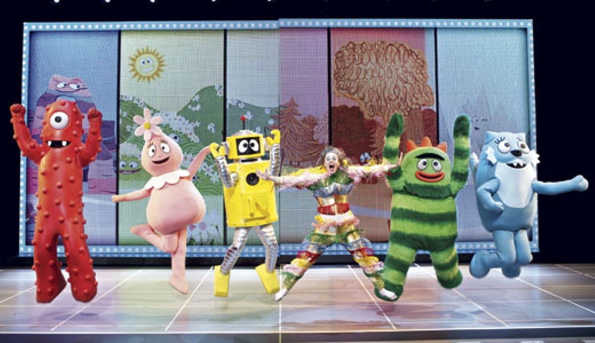 Plex, Toodee, Brobee, Foofa and Muno perform with the cast of YO