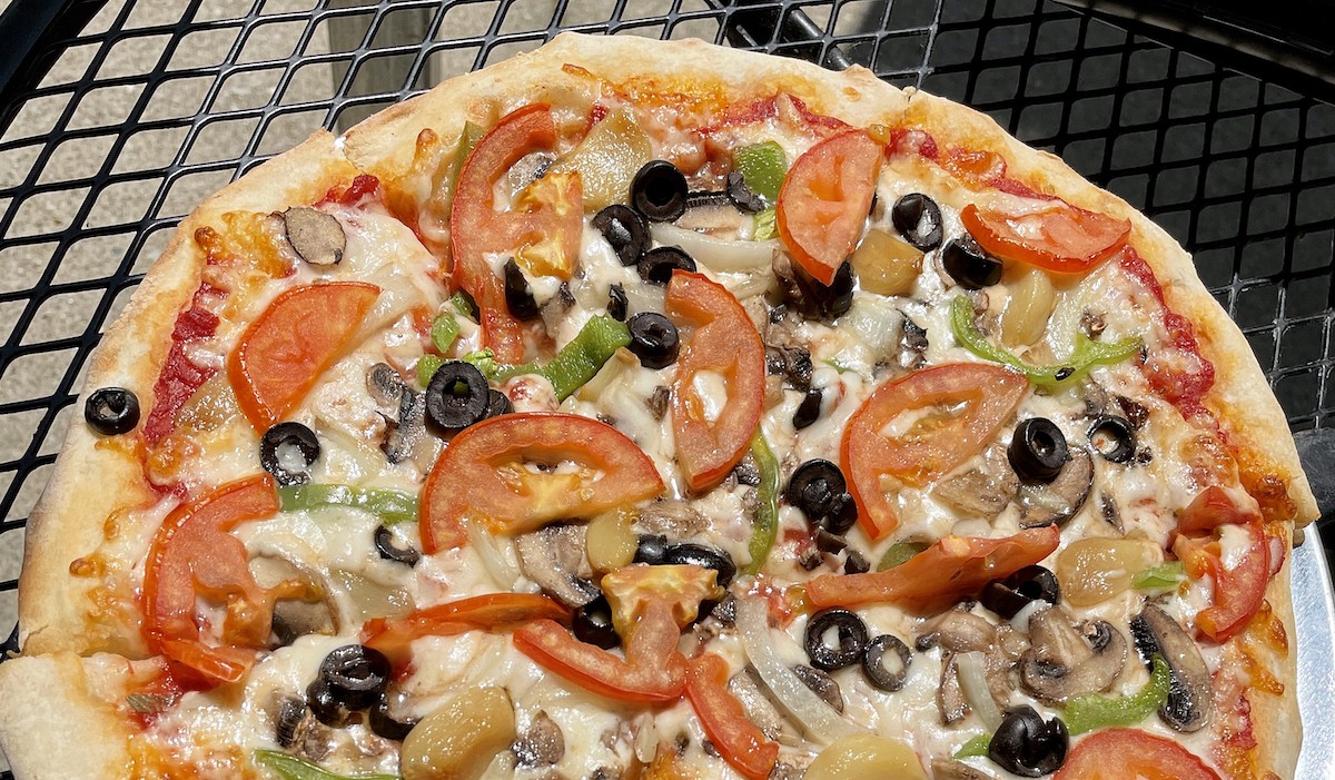 The small pizzas at Old School NY measure 12 inches; that's plenty for two with this delicious, thin-crust veggie pie.